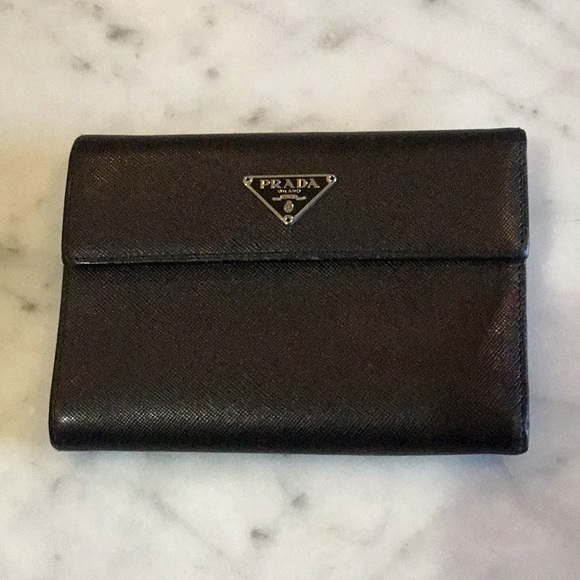100% AUTHENTIC PRADA SAFFIANO LEATHER WALLET BLACK TRI-FOLD - Picture 1 of 11